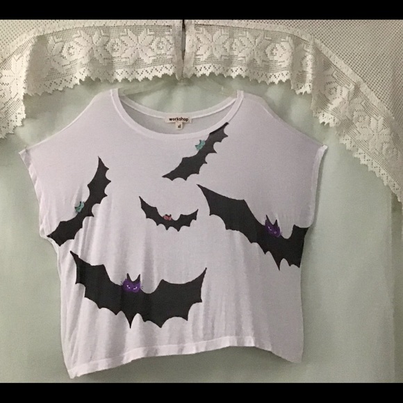 🥀Bats on a sheer white top with some pulls pics - Picture 5 of 12